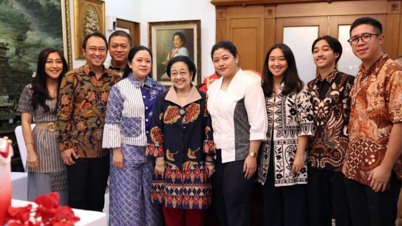 Presiden ke-5 RI sekaligus Ketua Umum PDI Perjuangan Megawati Soekarnoputri (tengah) merayakan ulang tahun bersama keluarga di kediamannya Jalan Teuku Umar, Jakarta, Selasa (23/1/2024). ANTARA/HO-PDIP/am.