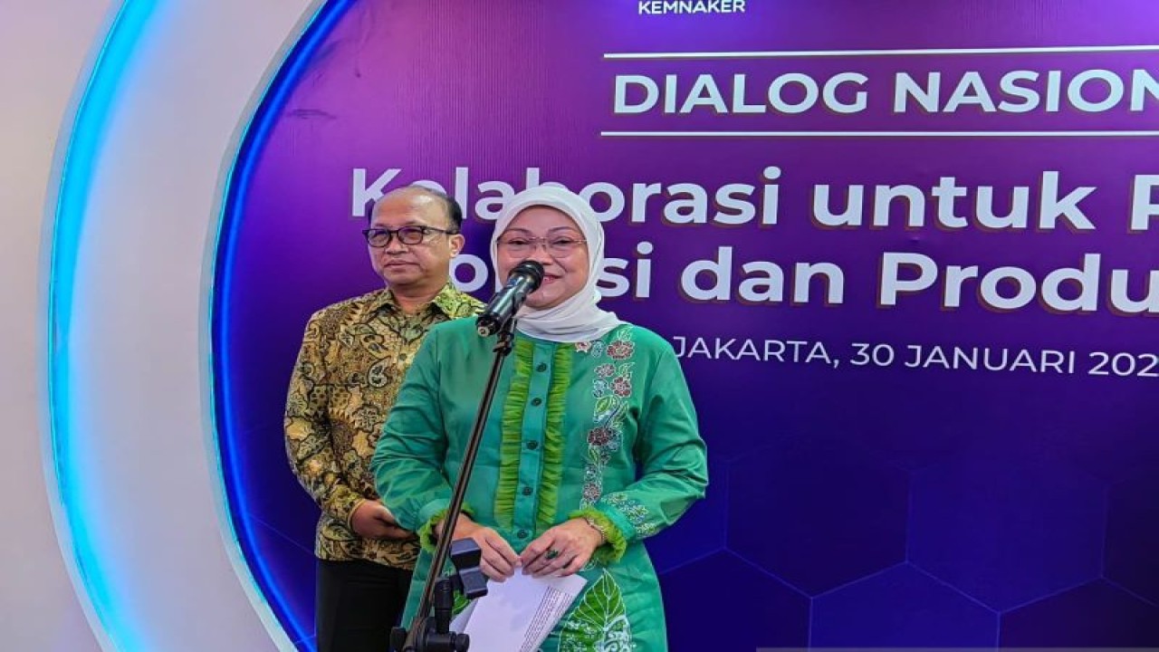Menteri Ketenagakerjaan Ida Fauziyah dalam konferensi pers Dialog Nasional bertajuk Kolaborasi untuk Pelatihan Vokasi dan Produktivitas di Jakarta, Selasa (30/1/2024). (ANTARA/Asep Firmansyah)