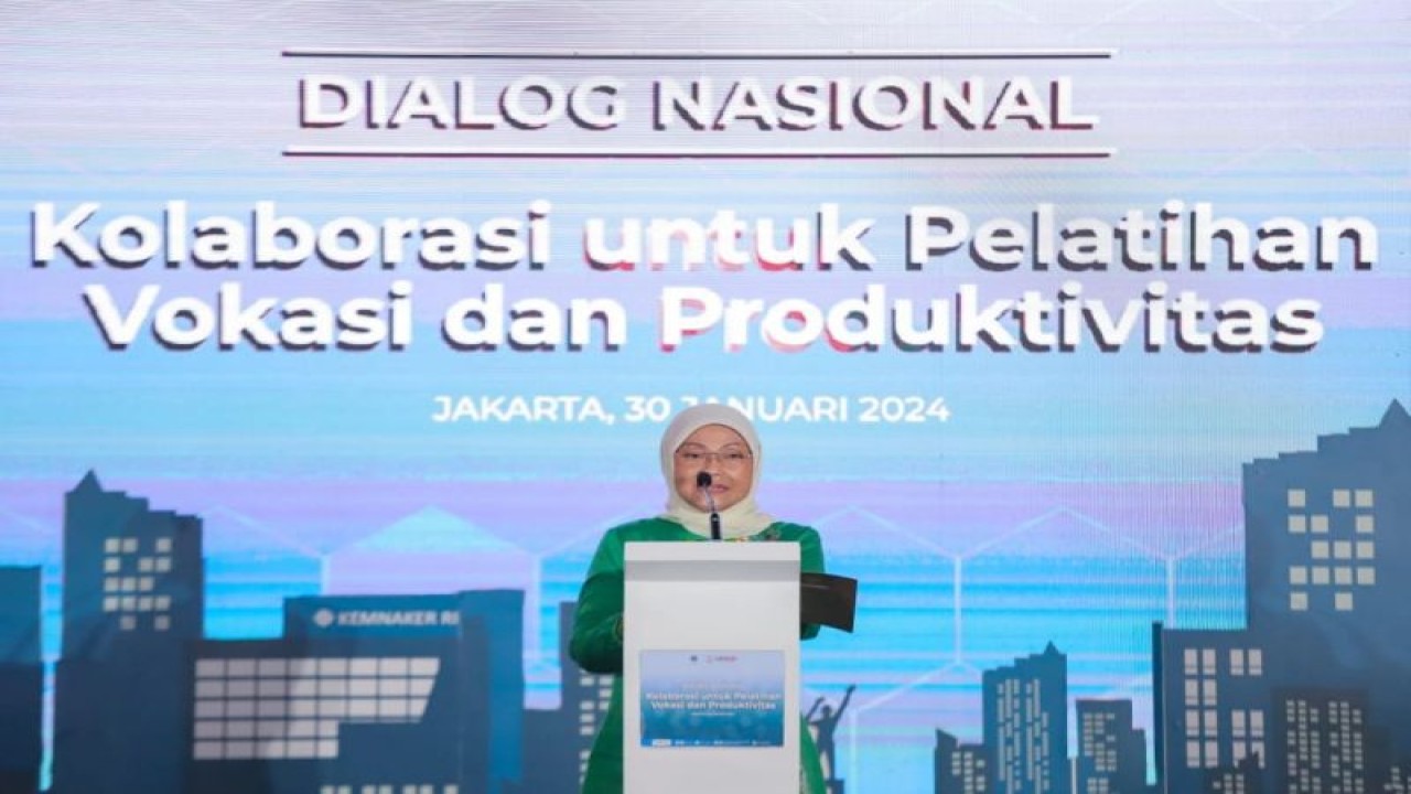 Menteri Ketenagakerjaan Ida Fauziyah saat membuka Dialog Nasional bertajuk Kolaborasi untuk Pelatihan Vokasi dan Produktivitas di Jakarta, Selasa (30/1/2024). (ANTARA/HO-Kemnaker)