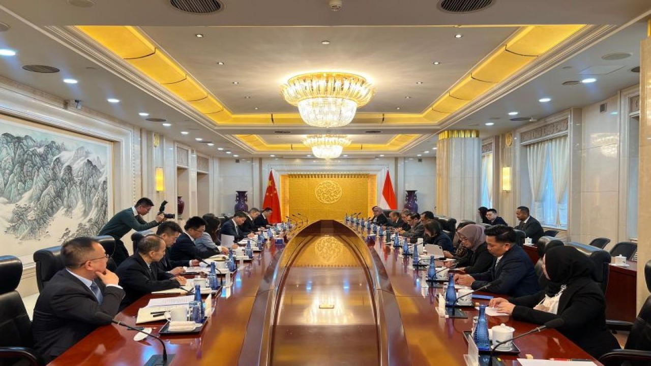 Suasana pertemuan antara Menteri Perhubungan (Menhub) Budi Karya Sumadi bersama dengan Menteri Transportasi Republik Rakyat China Li Xiaopeng guna membahas peluang peningkatan kerja sama bilateral sektor transportasi yang berlangsung di Beijing, Tiongkok pada Jumat (12/1).  (ANTARA/HO-Kemenhub)