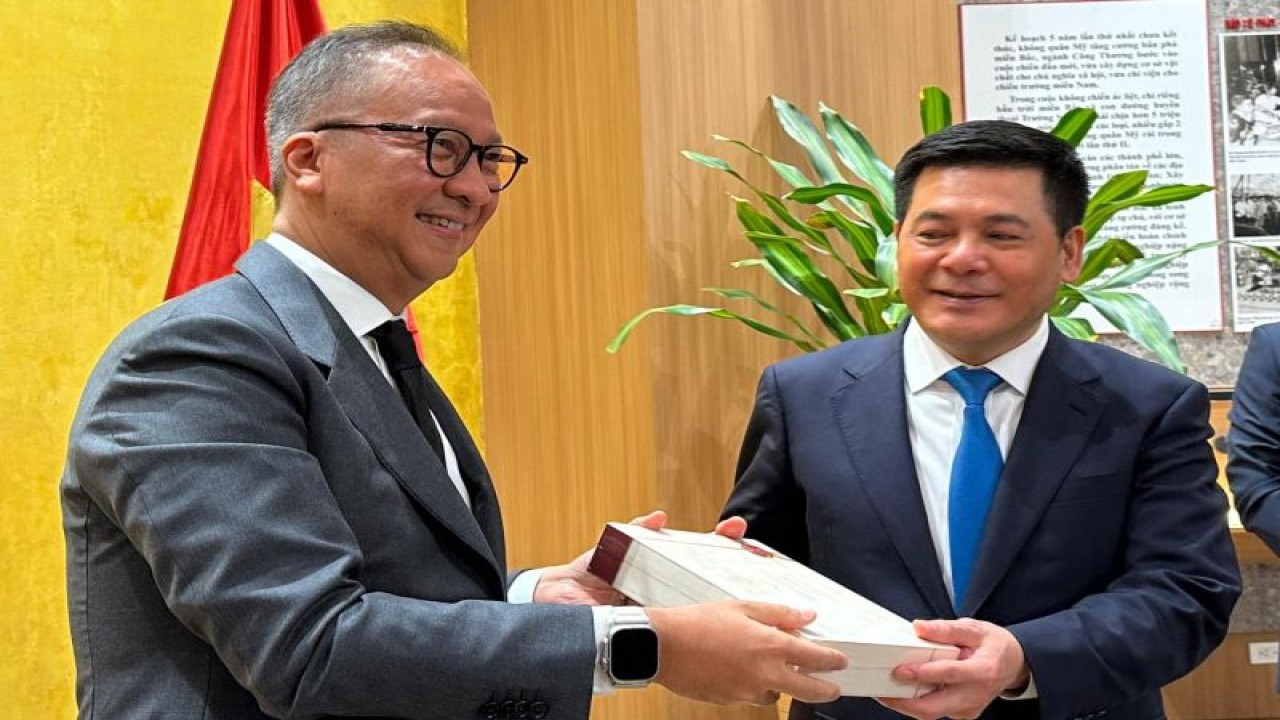 Menteri Perindustrian (Menperin) Agus Gumiwang Kartasasmita (kiri) bertukar cenderamata dengan Menteri Perindustrian dan Perdagangan Vietnam Nguyen Hong Dien (kanan) setelah melakukan pertemuan di Hanoi, Kamis (11/1/2024). Kegiatan ini dalam rangkaian agenda Menperin Agus mendampingi Presiden RI Joko Widodo pada kunjungan kenegaraan di Vietnam. (ANTARA/HO-Kementerian Perindustrian)