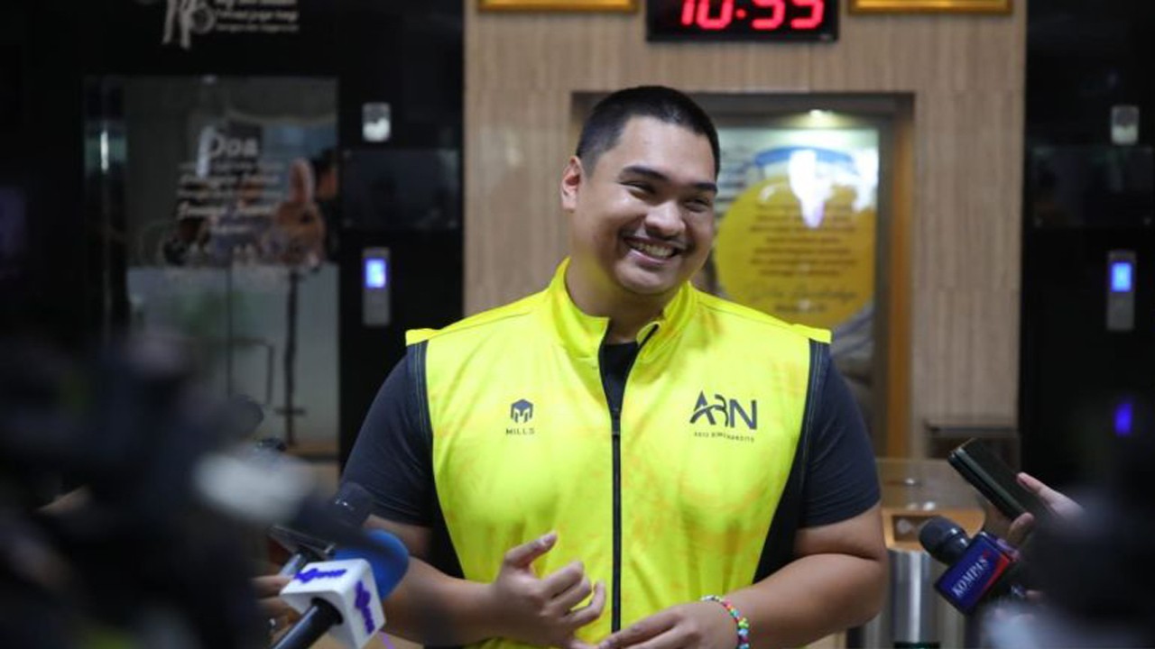 Menteri Pemuda dan Olahraga (Menpora) Dito Ariotedjo (tengah) saat memberikan keterangan dalam konferensi pers yang berlangsung di Gedung Kemenpora, Senayan, Jakarta, Jumat (26/01/2024). (ANTARA/HO-Kemenpora)