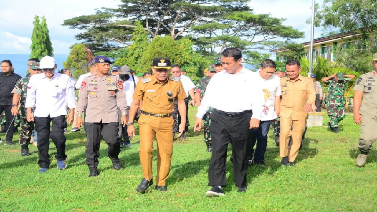 Penjabat Bupati Bone Andi Islamuddin saat menyambut kedatangan Menteri Pertanian Andi Amran Sulaiman di Bone, Senin (15/01/2023). ANTARA/HO-Humas Pemkab Bone