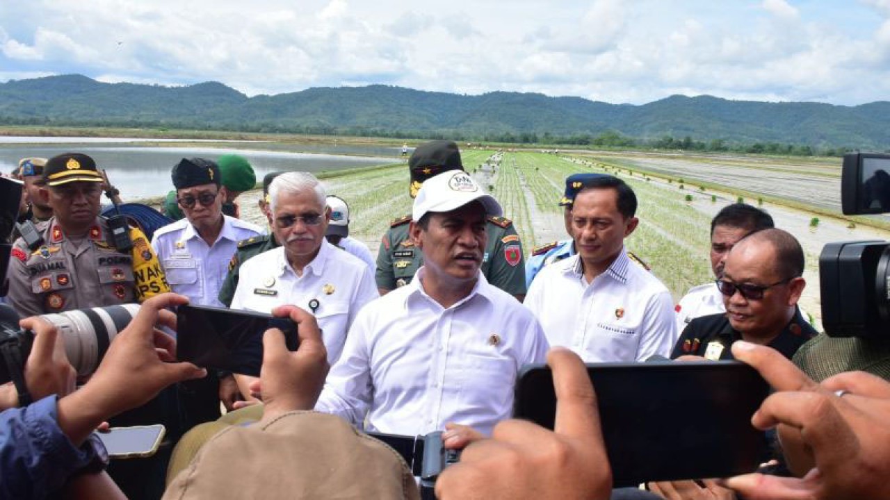 Mentan RI Amran Sulaiman saat melakukan kunjungan kerja di Kabupaten Konawe, Sultra. (Antara/La Ode Muh Deden Saputra)