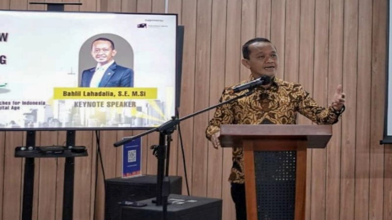 Menteri Investasi/Kepala Badan Koordinasi Penanaman Modal (BKPM) Bahlil Lahadalia berbicara saat acara peluncuran buku Growth Space oleh Anggawira di Perpustakaan Jakarta Taman Ismail Marzuki (TIM), Jakarta Pusat, Selasa (9/1/2024). ANTARA/HO-Dokumentasi Pribadi