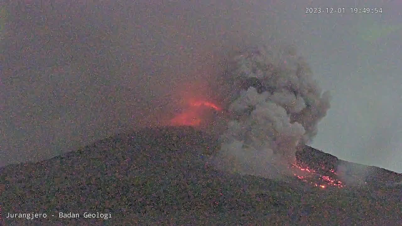 Gunung Merapi memuntahkan awan panas guguran/ist