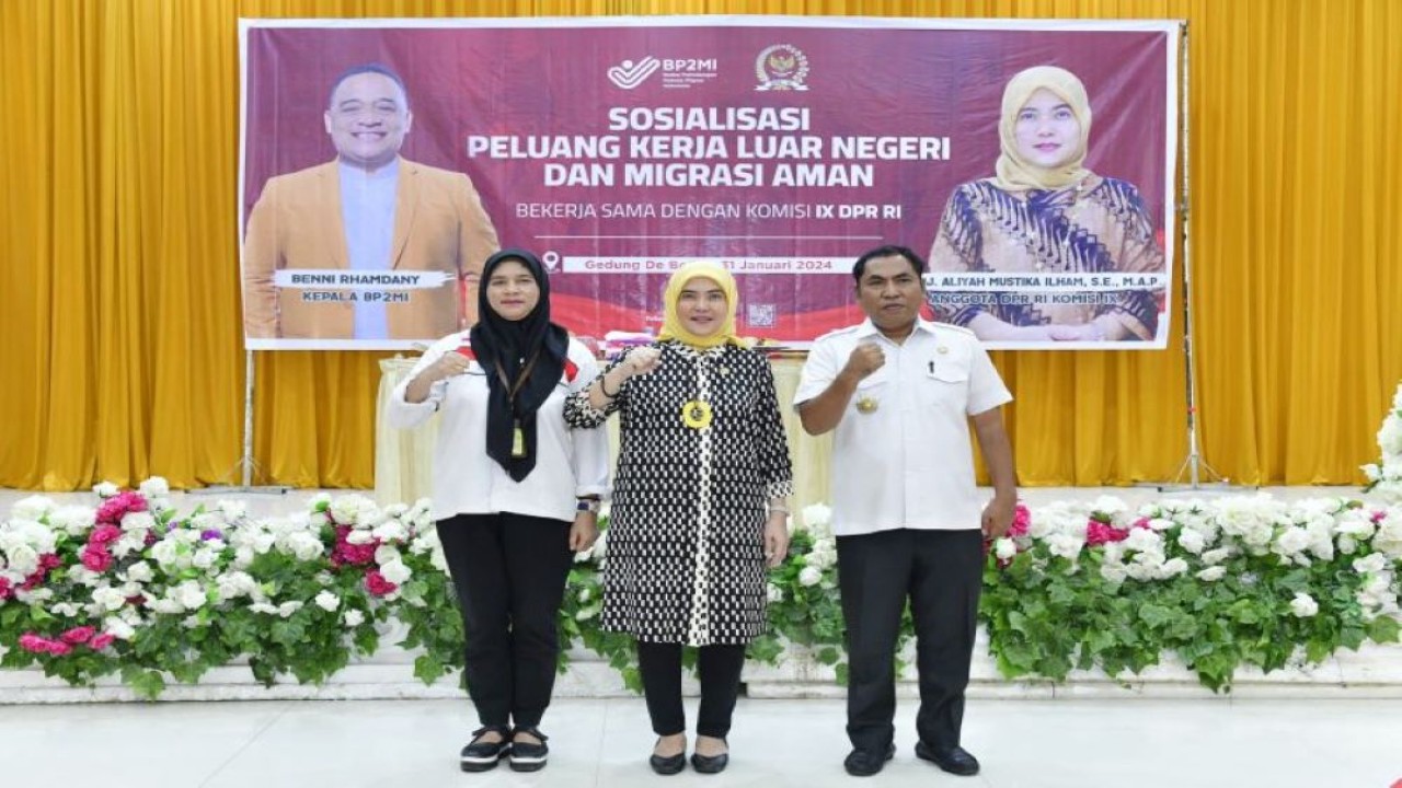 Anggota Komisi IX DPR RI Aliyah Mustika Ilham (tengah) bersama Kepala BP2MI Sulawesi Selatan Suratmi Hamidah (kiri) dan  Sekretaris Dinas Ketenagakerjaan dan Transmigrasi Kabupaten Gowa Umar Madjid (kanan) berfoto bersama seusai sosialisasi soal peluang kerja di luar negeri dan migrasi aman di Kabupaten Gowa, Sulawesi Selatan, Rabu (31/1/2024). (ANTARA/HO Pemerintah Daerah)