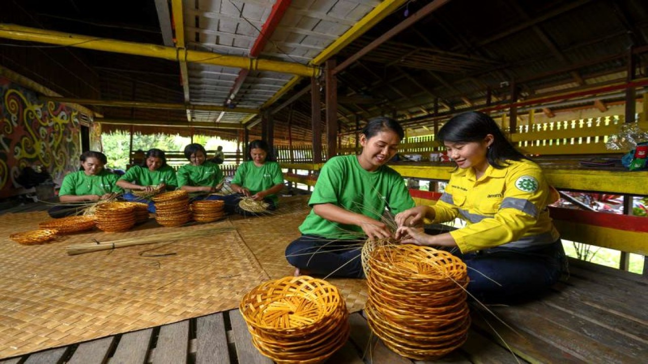 MIND ID atau Mining Industry Indonesia memberikan pendampingan kepada pelaku usaha mikro, kecil, dan menengah (UMKM) dalam pengembangan bisnis serta memperluas pasar. (ANTARA/HO-MIND ID)