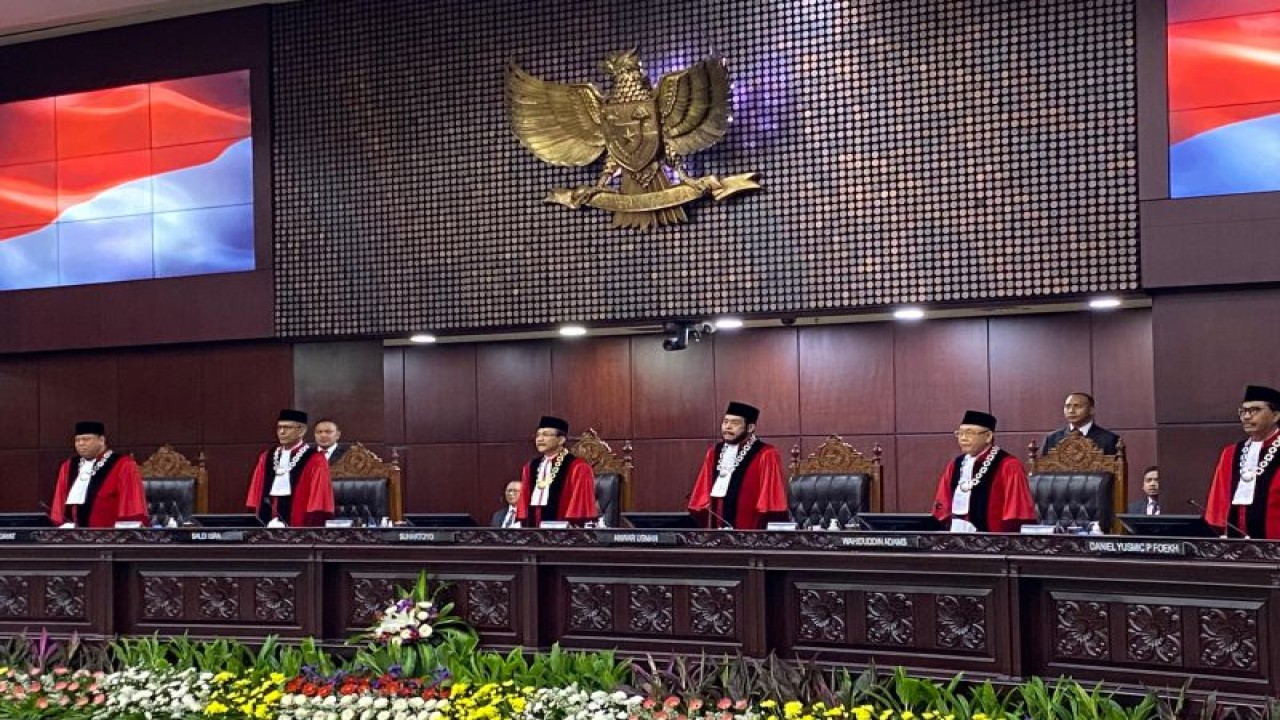 Sidang Pleno Khusus Penyampaian Laporan Tahunan 2023 dan Pembukaan Masa Sidang Tahun 2024 di Ruang Sidang Pleno Mahkamah Konstitusi RI, Jakarta, Rabu (10/1/2024). (ANTARA/Fath Putra Mulya)