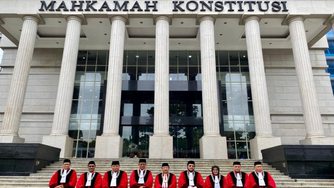 Sembilan hakim konstitusi berfoto bersama di depan Gedung I Mahkamah Konstitusi (MK) RI, Jakarta, usai melaksanakan Wisuda Purnabakti dan Pisah Sambut Hakim Konstitusi, Kamis (18/1/2024). (ANTARA/Fath Putra Mulya)