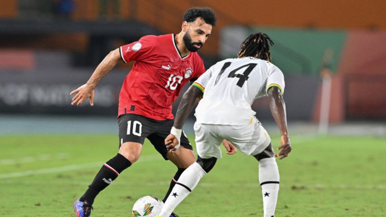 Penyerang Mesir Mohamed Salah (kiri) berusaha melewati kawalan bek Ghana Gideon Mensah (kanan) pada pertandingan Grup B Piala AFrika 2024 di Stadion Felix Houphouet-Boigny, Abidjan, Kamis (18/1/2024). (ANTARA/AFP/ISSOUF SANOGO) (ANTARA/AFP/ISSOUF SANOGO)