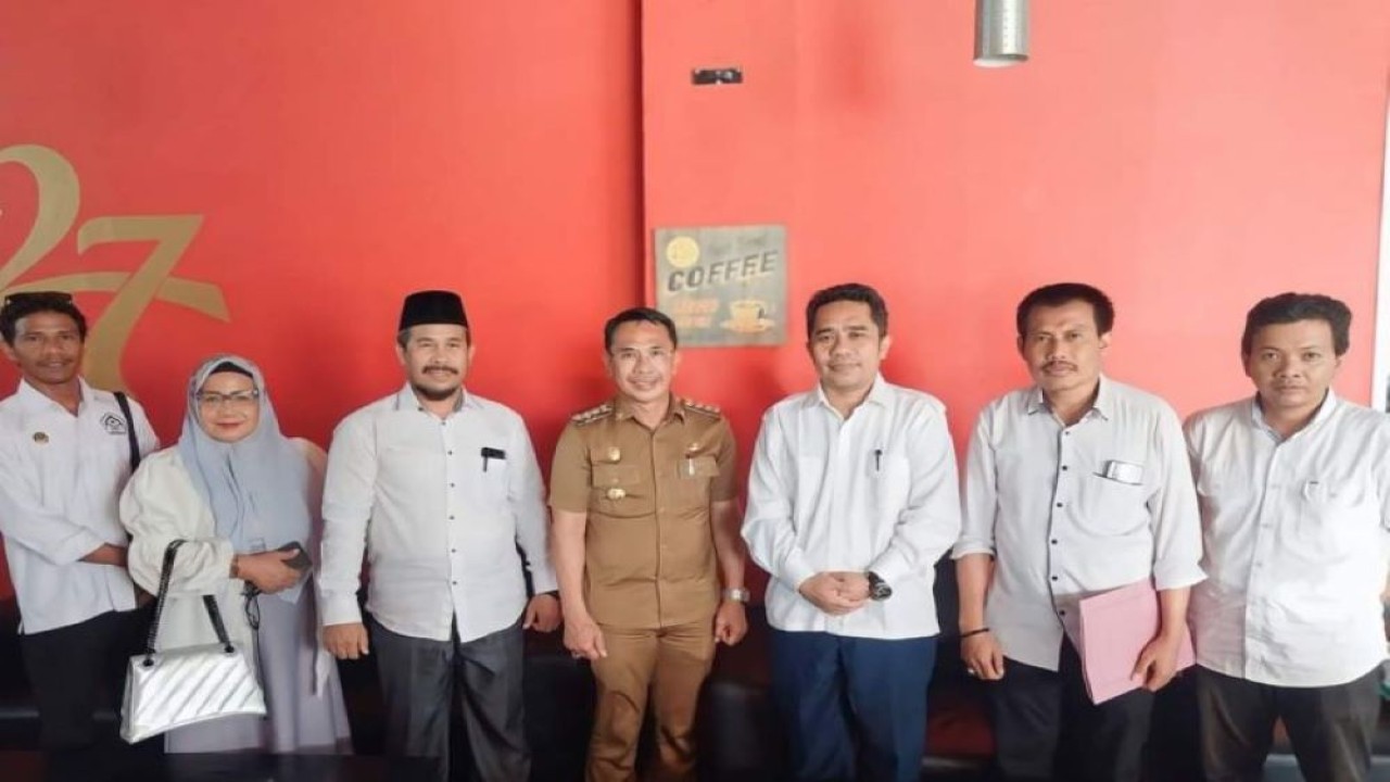 Bupati Sigi, Mohamad Irwan (tengah) berswafoto dengan sejumlah pejabat Universitas Islam Negeri (UIN) Datokarama Palu usai membahas persiapan KKN Tematik Stunting di Kabupaten Sigi, Rabu (31/1/2