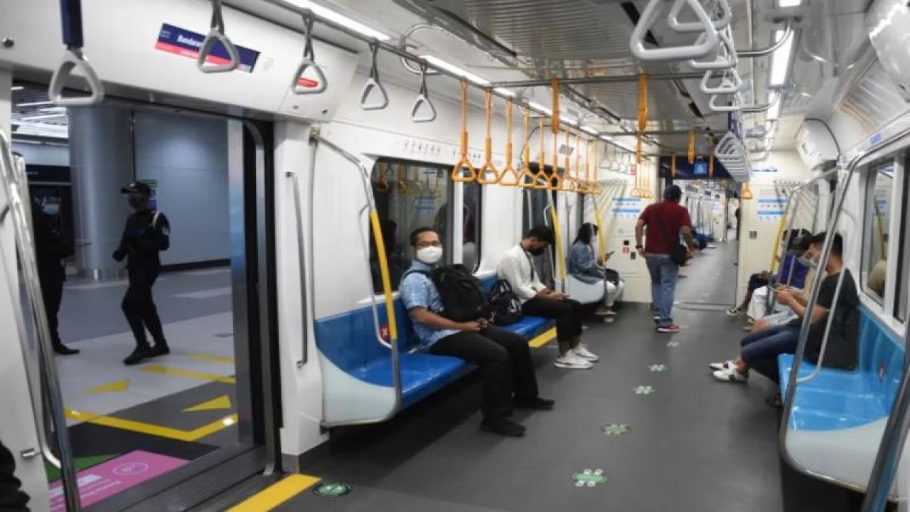 Arsip penumpang menaiki kereta MRT di Stasiun MRT Bundaran HI, Jakarta, Jumat (18/12/2020). ANTARA FOTO/Indrianto Eko Suwarso/wsj.