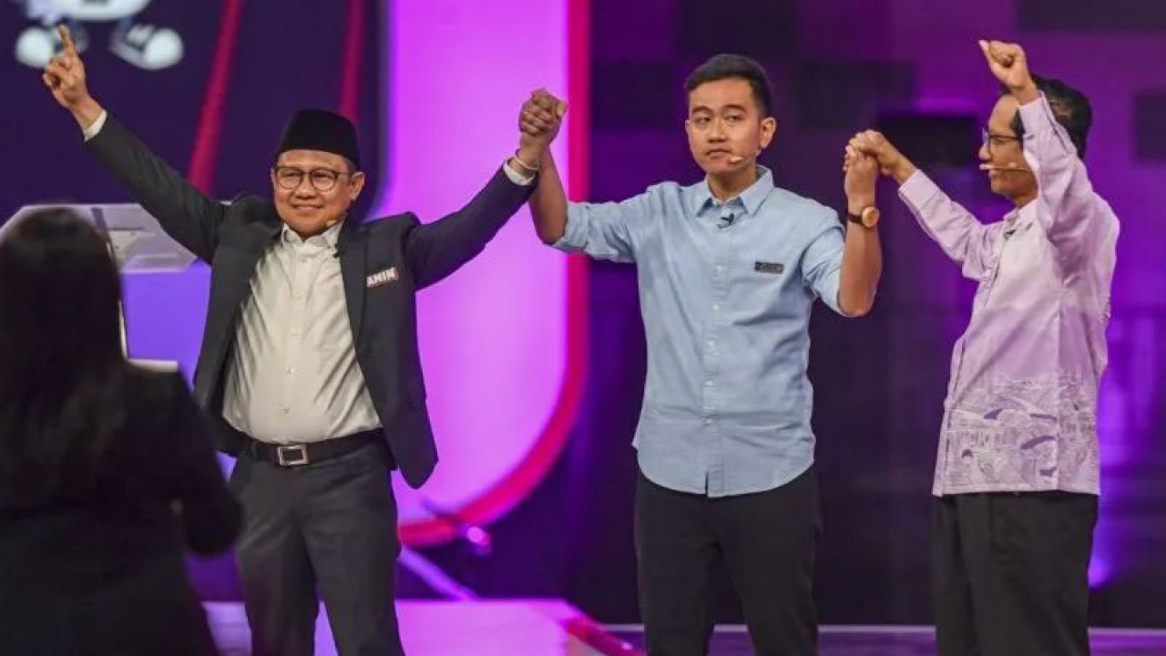 Cawapres nomor urut 1 Muhaimin Iskandar (kiri), cawapres nomor urut 2 Gibran Rakabuming Raka (tengah), dan cawapres nomor urut 3 Mahfud MD (kanan) bergandengan tangan usai mengikuti debat cawapres sesi pertama di Jakarta Convention Center, Jakarta, Jumat (22/12/2023). (ANTARA FOTO/Muhammad Adimaja/tom.)