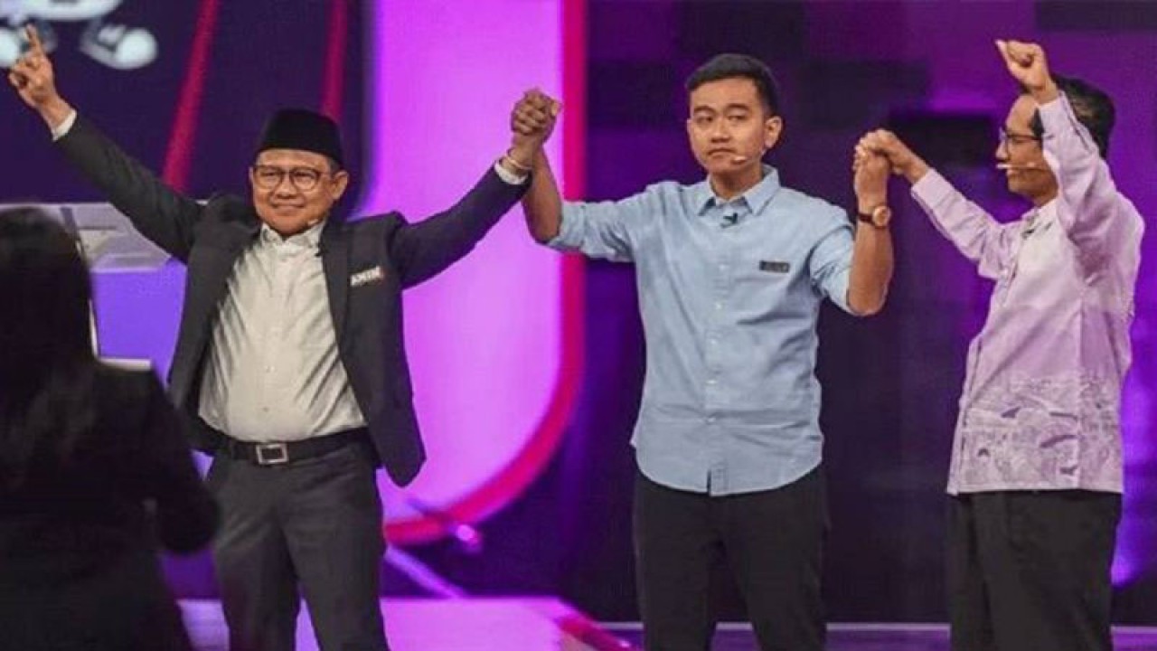 Cawapres nomor urut 1 Muhaimin Iskandar (kiri), cawapres nomor urut 2 Gibran Rakabuming Raka (tengah), dan cawapres nomor urut 3 Mahfud MD (kanan) bergandengan tangan usai mengikuti Debat Kedua Cawapres Pemilu 2024 di Jakarta Convention Center, Jakarta, Jumat (22/12/2023). (ANTARA FOTO/Muhammad Adimaja/tom)