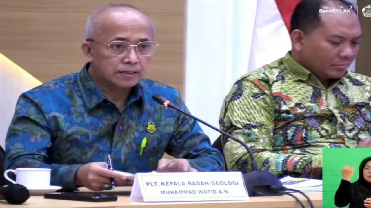 Tangkapan layar - Pelaksana Tugas (Plt Kepala Badan Geologi Kementerian ESDM Muhammad Wafid (kiri) saat konferensi pers "Capaian Sektor ESDM TA 2023 dan Program Kerja TA 2024 Sesi: Badan Geologi" dipantau dari kanal YouTube Badan Geologi Kementerian ESDM, Jakarta, Jumat (19/1/2024). ANTARA/Benardy Ferdiansyah