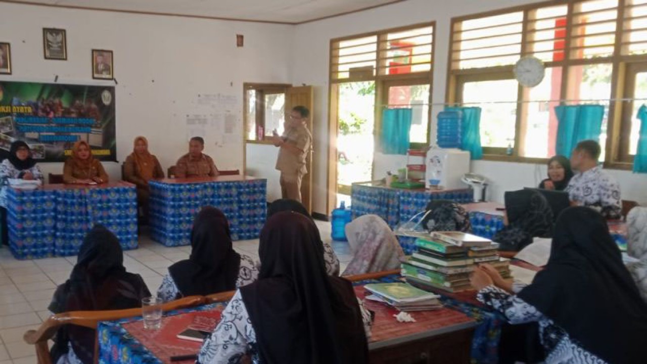 Pejabat Dinas Pendidikan dan Kebudayaan Kabupaten Mukomuko memberikan pengarahan terkait dengan penerapan sekolah sehari penuh, Selasa (9/1/2024) ANTARA/Ferri.