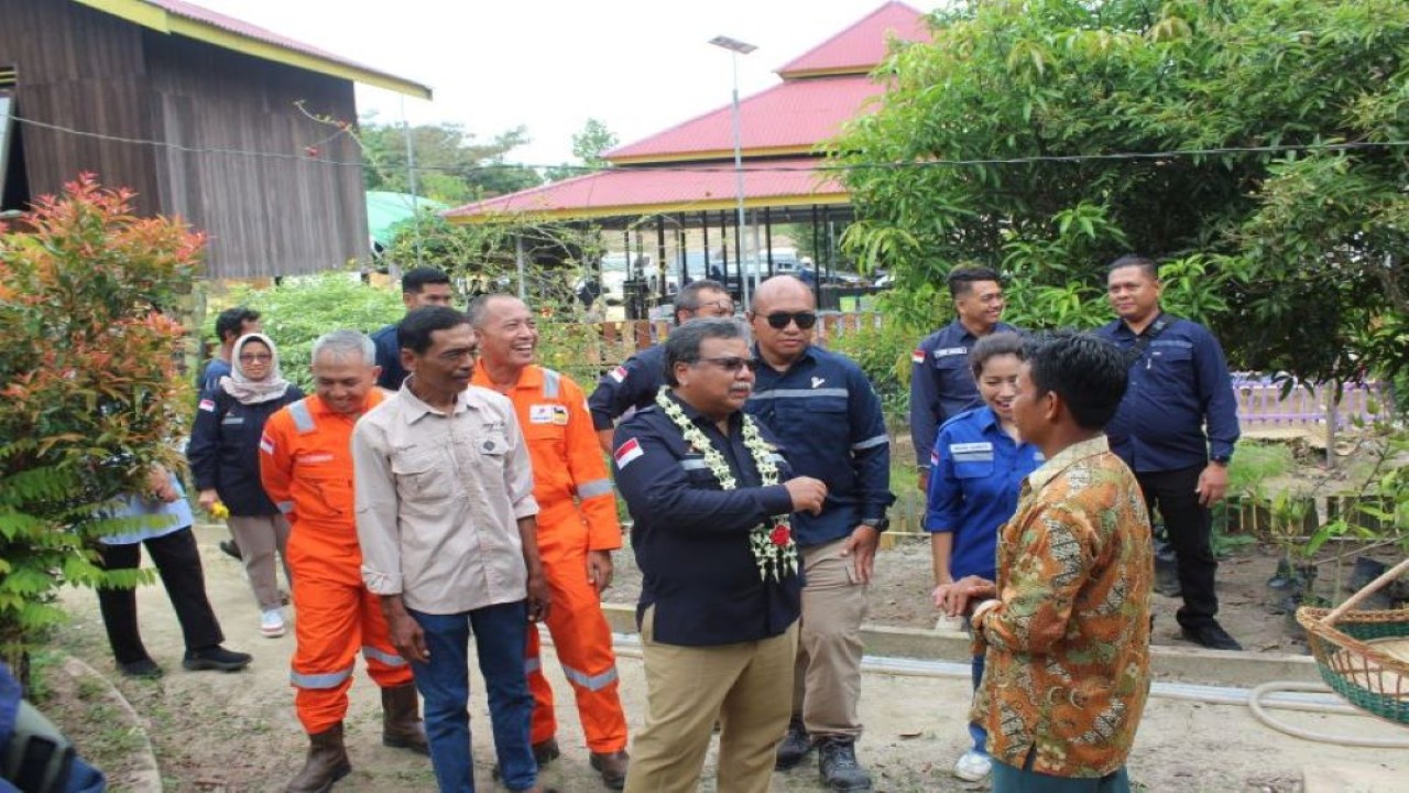 Wakil Kepala SKK Migas Nanang Abdul Manaf (tengah) saat mengunjungi Joglo Tani Kolong Langit yang merupakan binaan KKKS Eni Muara Bakau di Kabupaten Kutai Kartanegera (Kukar), Kalimantan Timur, Senin (1/1/2024). ANTARA/HO-SKK Migas