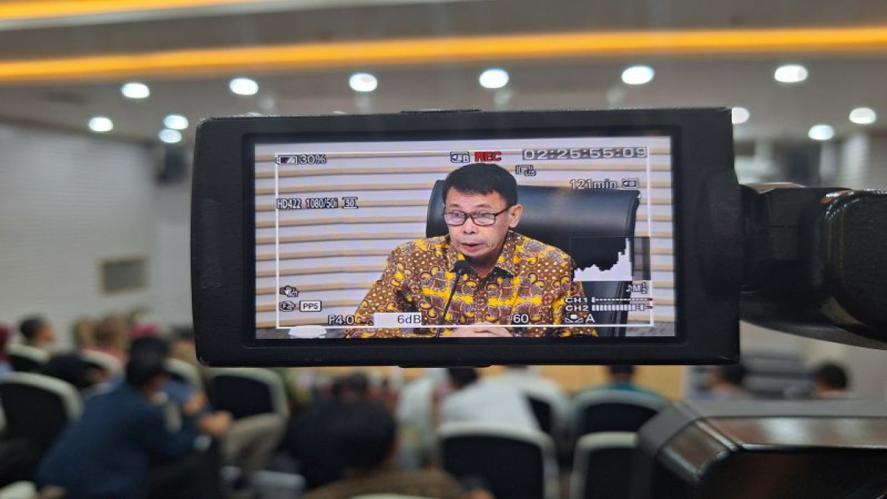 Ketua sementara KPK Nawawi Pomolango berikan pemaparan hasil kerja KPK sepanjang 2023 dalam dalam konferensi pers Kinerja dan Capaian KPK 2023 di Gedung Merah Putih KPK, Jakarta Selatan, Selasa (16/1/2024). ANTARA/Fianda Sjofjan Rassat