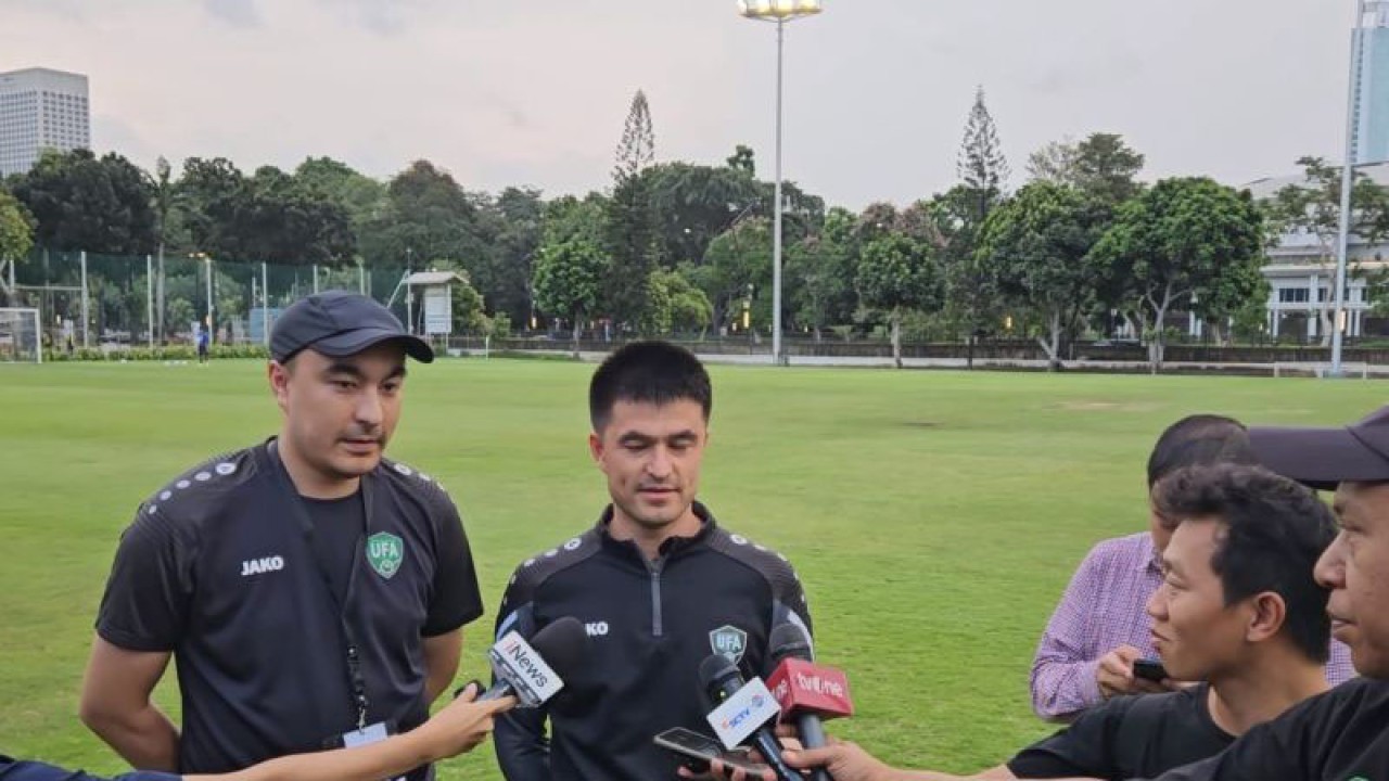 Pelatih timnas Uzbekistan U-20 Nishonov Farkhod menjawab pertanyaan para pewarta di Lapangan Latihan A, Komplek Gelora Bung Karno, Jakarta, Senin (29/1/2024). (ANTARA/RAUF ADIPATI)