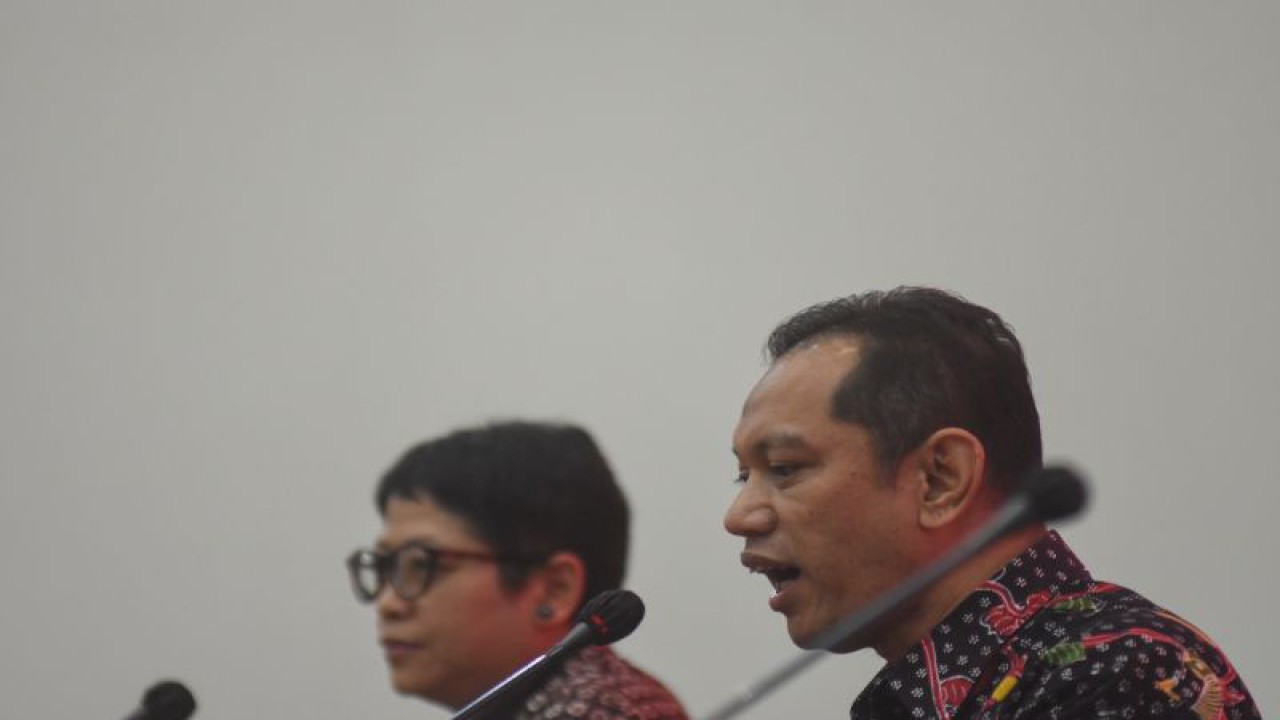 Wakil Ketua KPK Nurul Ghufron (kanan) dan Kepala Biro Humas KPK Yuyuk Andriati Iskak (kiri) memberikan keterangan dalam konferensi pers terkait pungli di rutan KPK, di Gedung Merah Putih KPK, Jakarta, Rabu (21/6/2023). ANTARA FOTO/Indrianto Eko Suwarso/YU