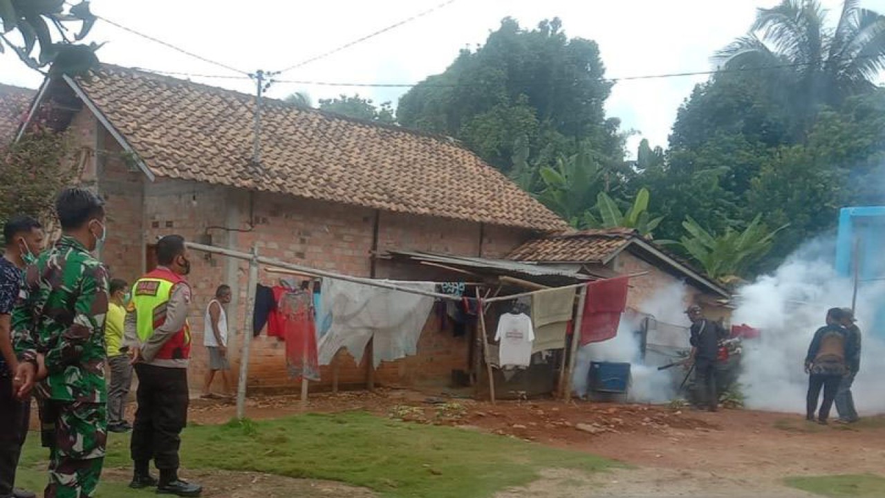 Petugas Dinas Kesehatan melakukan pengasapan di daerah penularan DBD di wilayah Ogan Komering Ulu, Sumatera Selatan. (ANTARA/Edo Purmana/24)