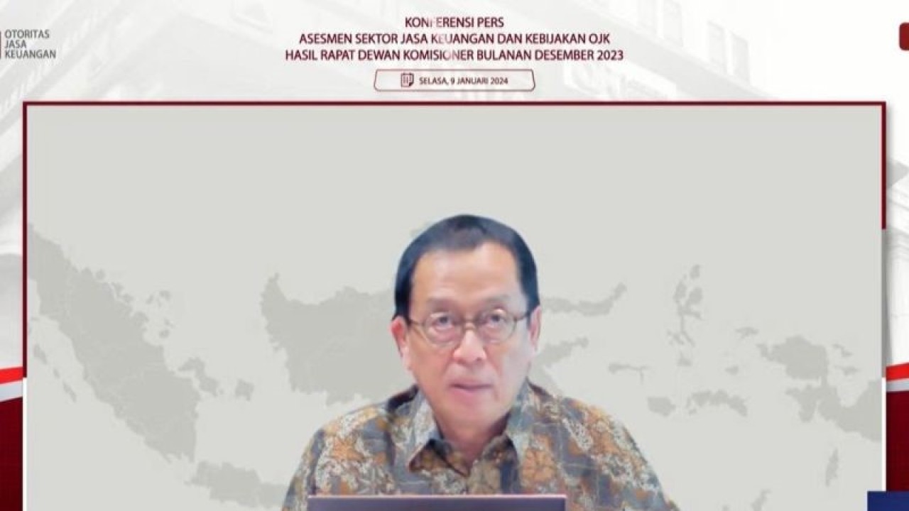 Kepala Eksekutif Pengawas Perbankan Otoritas Jasa Keuangan (OJK) Dian Ediana Rae berbicara dalam konferensi pers virtual Hasil Rapat Dewan Komisioner (RDK) Bulan Desember 2023 di Jakarta, Selasa (9/1/2024). ANTARA/Martha Herlinawati Simanjuntak