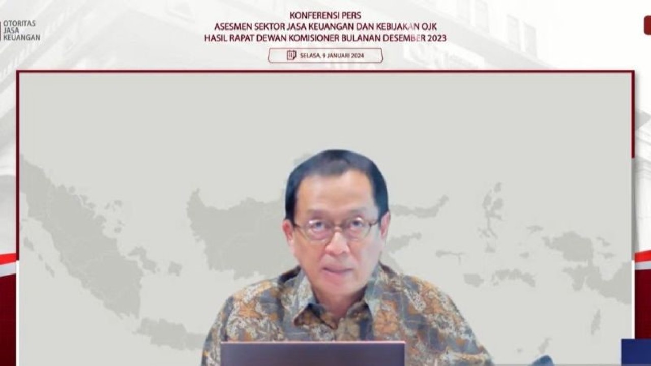 Kepala Eksekutif Pengawas Perbankan Otoritas Jasa Keuangan (OJK) Dian Ediana Rae berbicara dalam konferensi pers virtual Hasil Rapat Dewan Komisioner (RDK) Bulan Desember 2023 di Jakarta, Selasa (9/1/2024). ANTARA/Martha Herlinawati Simanjuntak