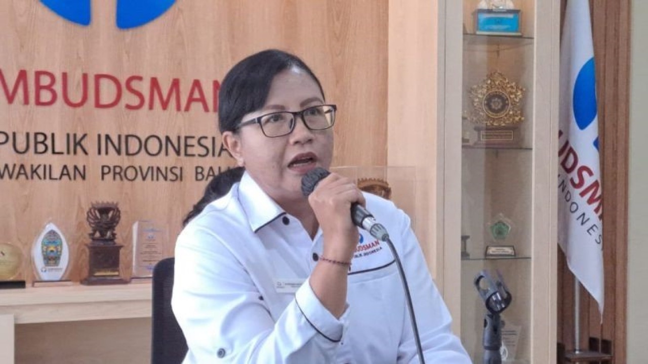 Kepala Ombudsman Bali Ni Nyoman Sri Widhiyanti saat menjelaskan catatan kasus sepanjang 2023 di Denpasar, Senin (8/1/2024). ANTARA/Ni Putu Putri Muliantari