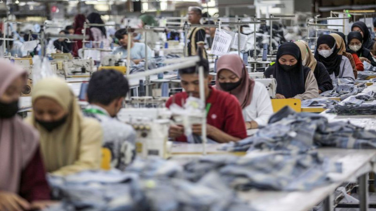 Sejumlah pekerja menyelesaikan pembuatan pakaian di salah satu pabrik garmen di Banjarnegara, Jawa Tengah, Senin (15/1/2023). Kementerian Perindustrian (Kemenperin) terus berupaya meningkatkan kinerja industri manufaktur pada tahun 2024 di tengah tantangan geoekonomi dan geopolitik global. Hal itu karena industri manufaktur selama ini menjadi tulang punggung dalam menopang pertumbuhan ekonomi nasional. ANTARA FOTO/Yulius Satria Wijaya/nz. (ANTARA FOTO/YULIUS SATRIA WIJAYA)
