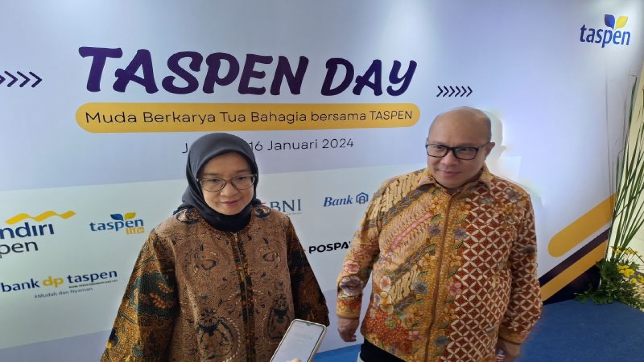 Sekretaris KemenPAN-RB Rini Widyantini (kiri) dan Direktur Utama PT Taspen ANS Kosasih (kanan) saat menjawab pertanyaan awak media di Jakarta, Selasa (16/1/2024) (ANTARA/Bayu Saputra)