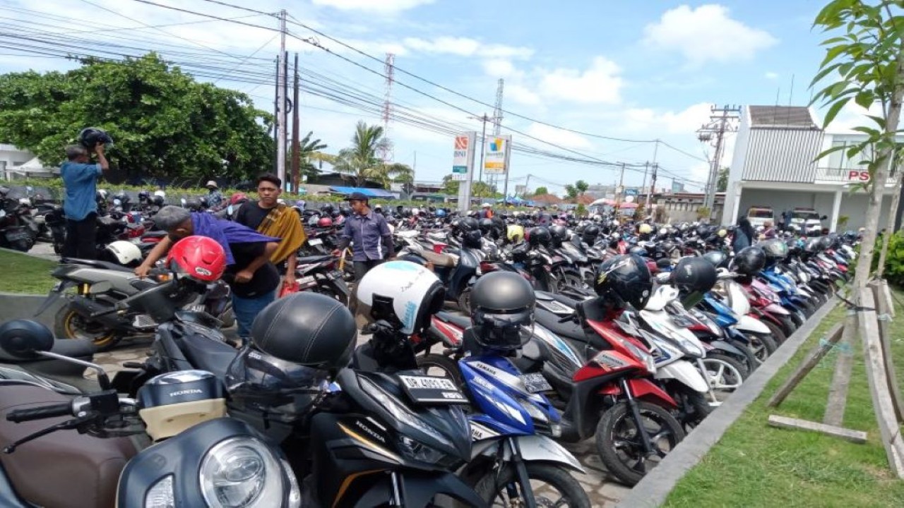 Salah satu titik pajak parkir potensial di Kota Mataram, Provinsi Nusa Tenggara Barat. (ANTARA/Nirkomala)