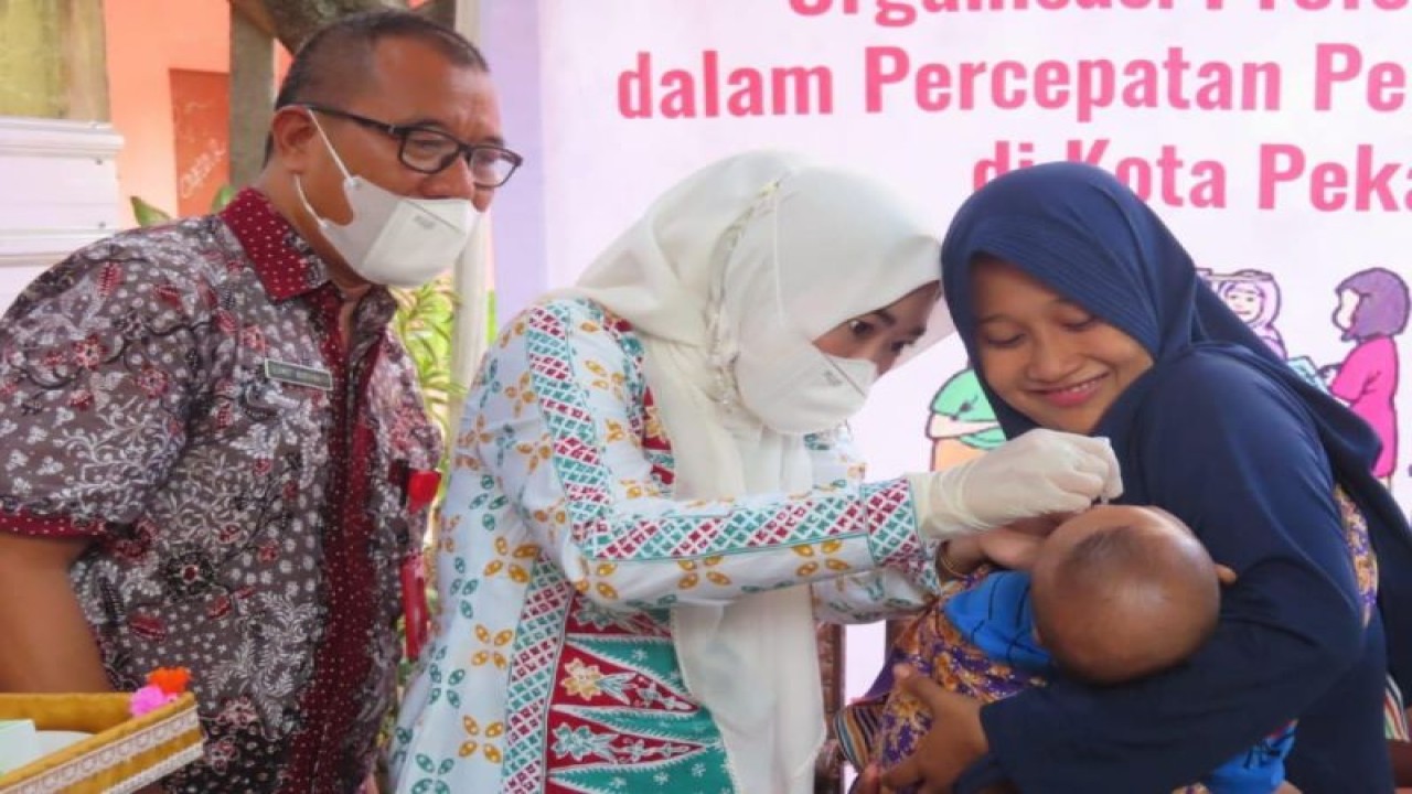 Kepala Dinas Kesehatan Kota Pekalongan Slamet Budiyanto saat menyaksikan pemberian imunisasi polio pada anak di Pekalongan, Rabu (10/1/2024). (ANTARA/HO-Humas Kota Pekalongan)