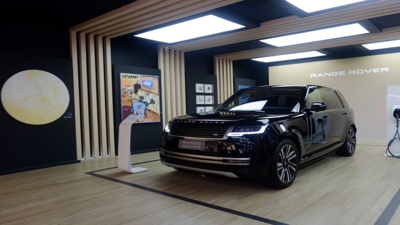 Pameran lukis di Range Rover Boutique, Plaza Indonesia. (ANTARA/Range Rover Indonesia)