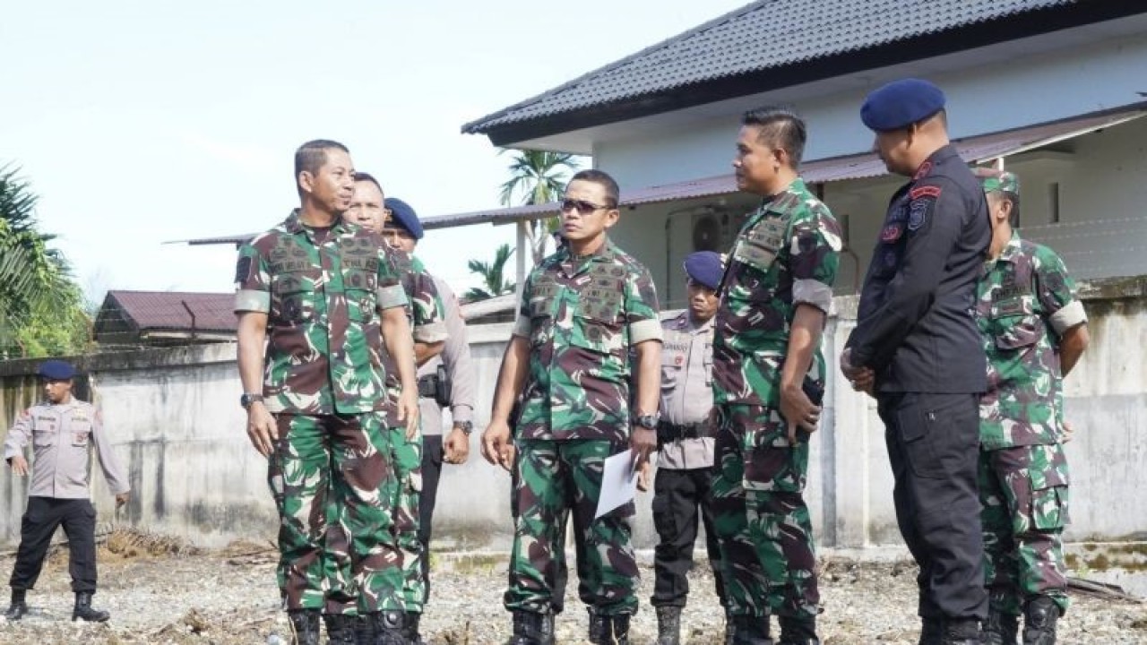 Pangdam Iskandar Muda Mayjen TNI Novi Helmy Prasetya, meninjau lahan pembangunan pakan ternak di Desa Ujung Fatihah, Kecamatan Kuala, Kabupaten Nagan Raya, Kamis (11/01/2024). ANTARA/HO-Kodam Iskandar Muda