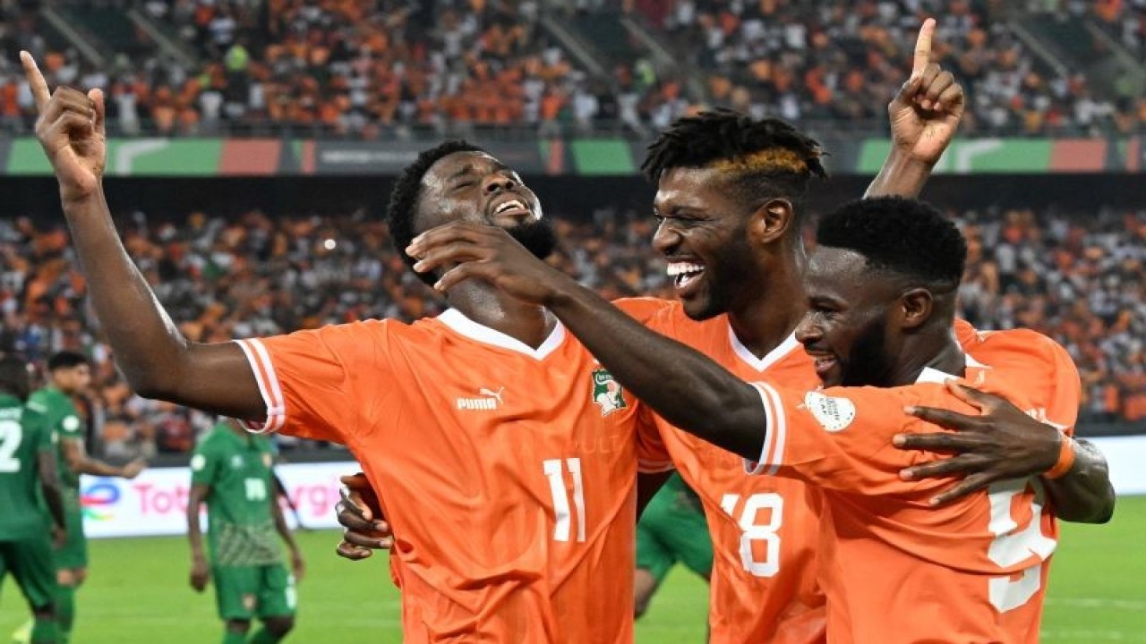 Penyerang Pantai Gading 11 Jean Philippe Krasso (kiri) merayakan gol yang dicetaknya bersama Ibrahim Sangare (tengah) dan Jonathan Bamba (kanan) pada pertandingan Grup A Piala Afrika 2024 yang dimainkan di Alassane Ouattara Olympic Stadium, Ebimpe, Sabtu (13/1/2024). (ANTARA/AFP/ISSOUF SANOGO)