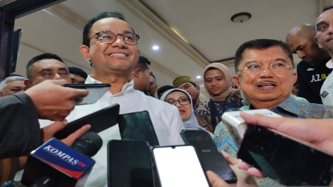 Calon Presiden nomor urut 1 Anies Rasyid Baswedan (kiri) didampingi Wakil Presiden (Wapres) RI ke-10 dan ke-12 HM Jusuf Kalla menanggapi pertanyaan wartawan seusai makan malam di restoran Kayubangkoa, Jalan Haji Bau Makassar, Selasa (16/1/2023) malam. ANTARA/Darwin Fatir.