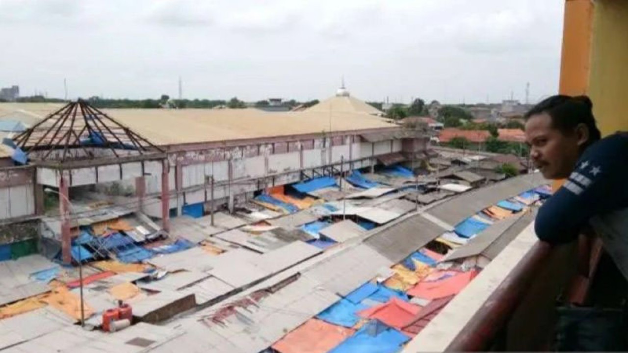 Kondisi Pasar Baru Cikarang di Jalan RE Martadinata, Desa Cikarang Kota, Kecamatan Cikarang Utara, Kabupaten Bekasi, Jawa Barat membutuhkan penataan ulang untuk optimalisasi aktivitas perniagaan daerah itu.(ANTARA/Pradita Kurniawan Syah.