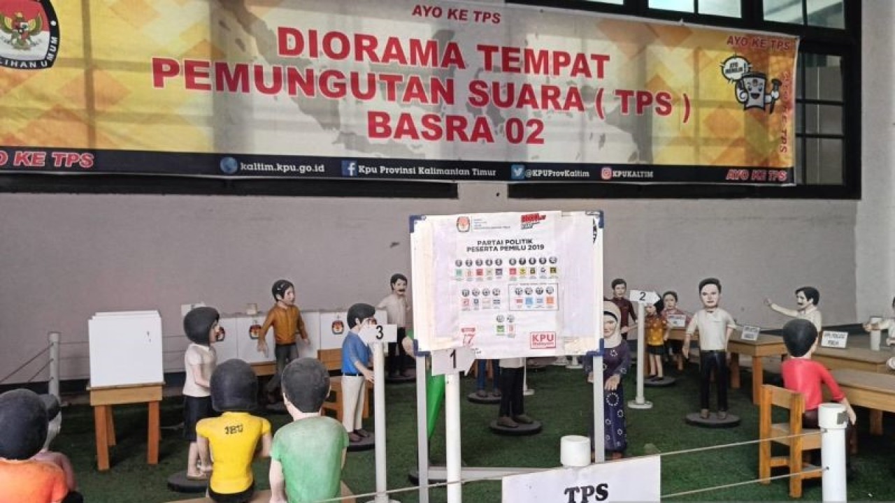 Patung peraga diorama tempat pemungutan suara (TPS) di kantor KPU Kaltim. (ANTARA/Ahmad Rifandi)