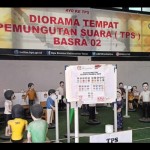 Patung peraga diorama tempat pemungutan suara (TPS) di kantor KPU Kaltim. (ANTARA/Ahmad Rifandi)-1705388140