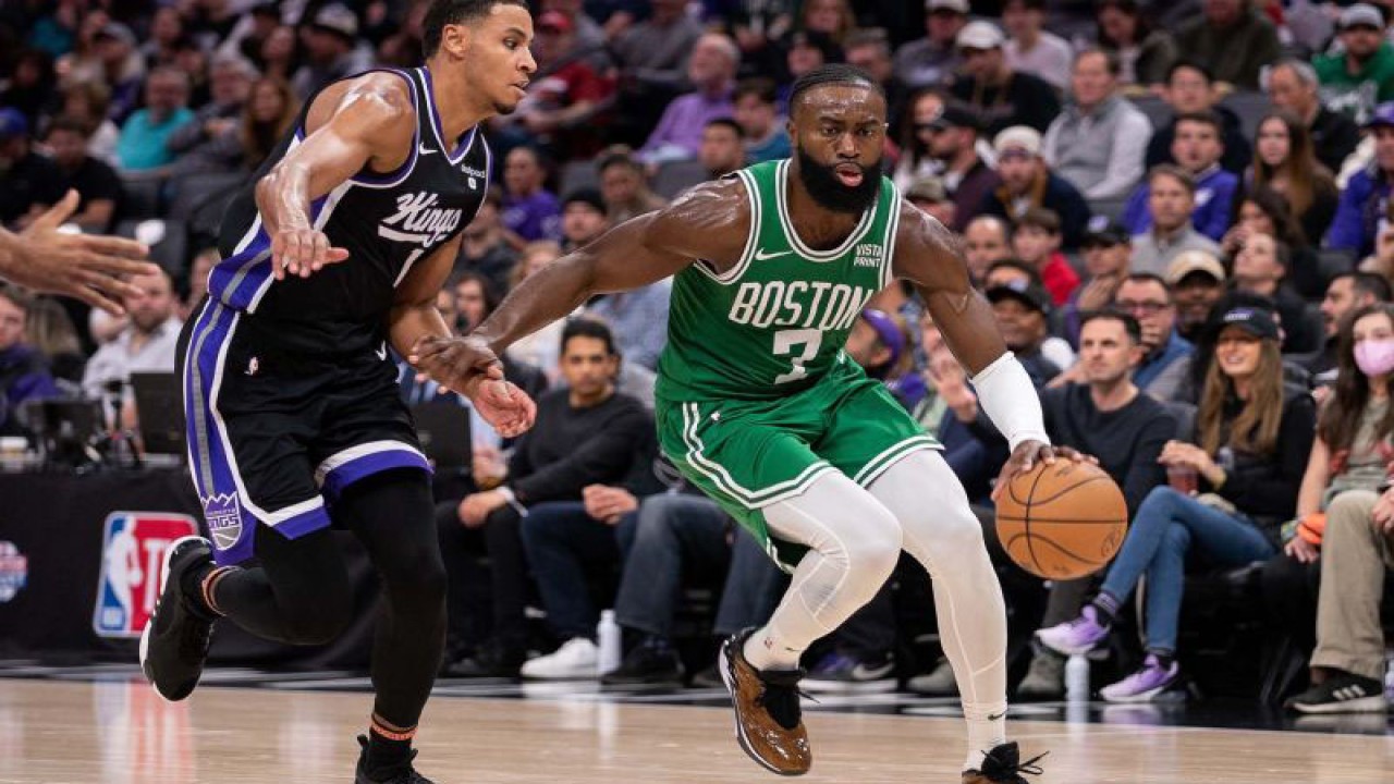 Arsip - Pebasket Boston Celtics Jaylen Brown (7) melewati hadangan pebasket Sacramento Kings Keegan Murray (13) pada laga NBA di Golden 1 Center, Sacramento, California, AS (20/12/2023). Boston Celtics menang dengan skor 144-119. ANTARA FOTO/Ed Szczepanski-USA TODAY Sports/aww.