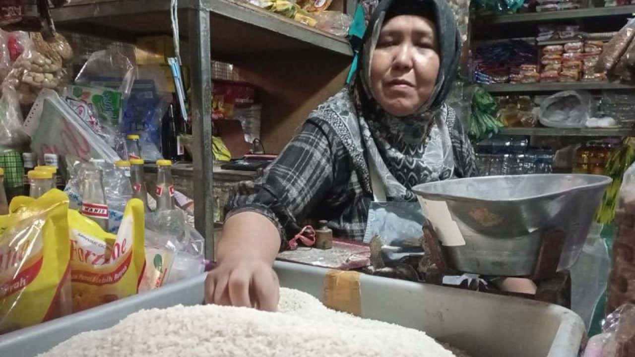 Salah seorang pedagang menunjukkan beras kualitas medium yang saat ini dijual dengan harga Rp15.000/kg di Pasar Sidodadi, Cilacap, Rabu (31/1/2024). ANTARA/Sumarwoto