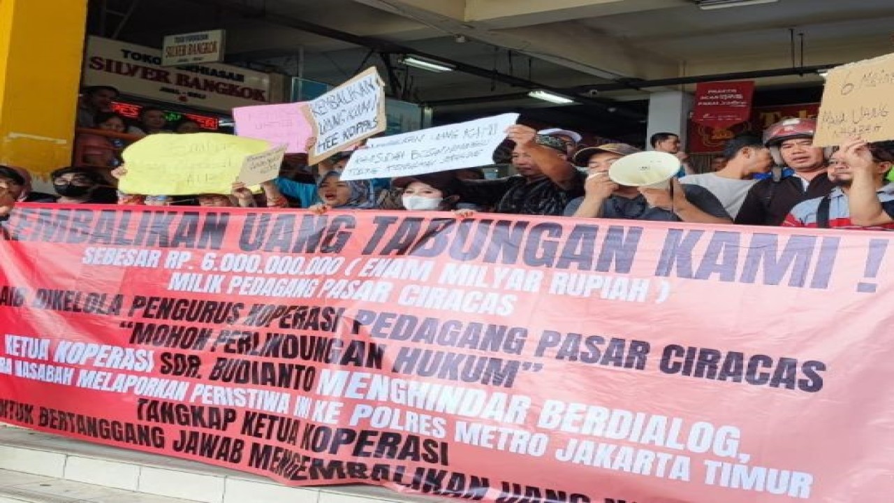Seratusan pedagang Pasar Ciracas melakukan aksi unjuk rasa yang menuntut pengembalian uang tabungan koperasi sebesar Rp6 Miliar di halaman depan Pasar Ciracas, Jakarta Timur, Selasa (30/1/2024). ANTARA/Syaiful Hakim