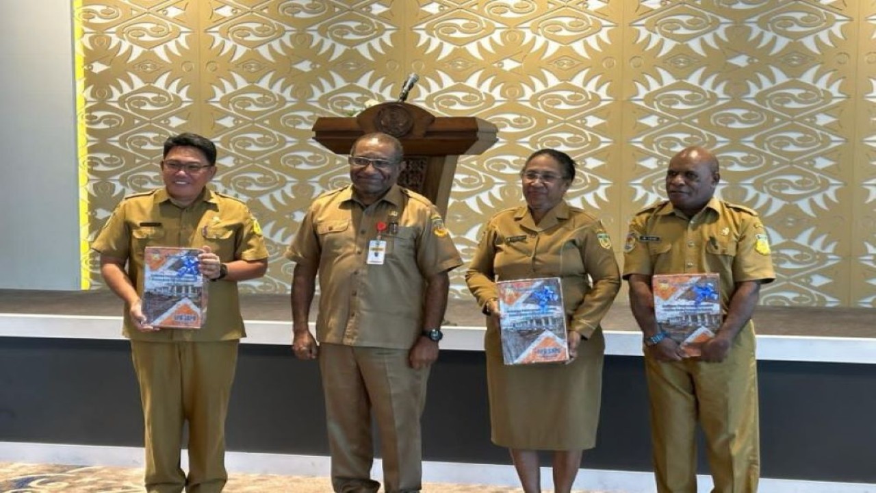 Penjabat Sekretaris Daerah (Sekda) Papua Derek Hegemur saat melakukan penyerahan DPA 2024 di Kantor Gubernur Papua, Selasa (23/1/2024) (ANTARA/HO-Pemprov Papua)