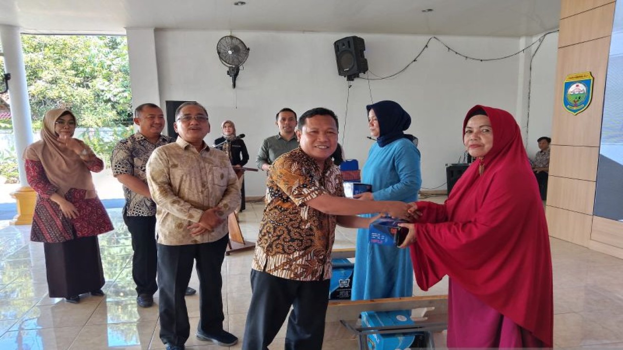 Pelaku UMKM di Kabupaten OKU menerima bantuan mesin jahit, Selasa. (ANTARA/Edo Purmana/24)