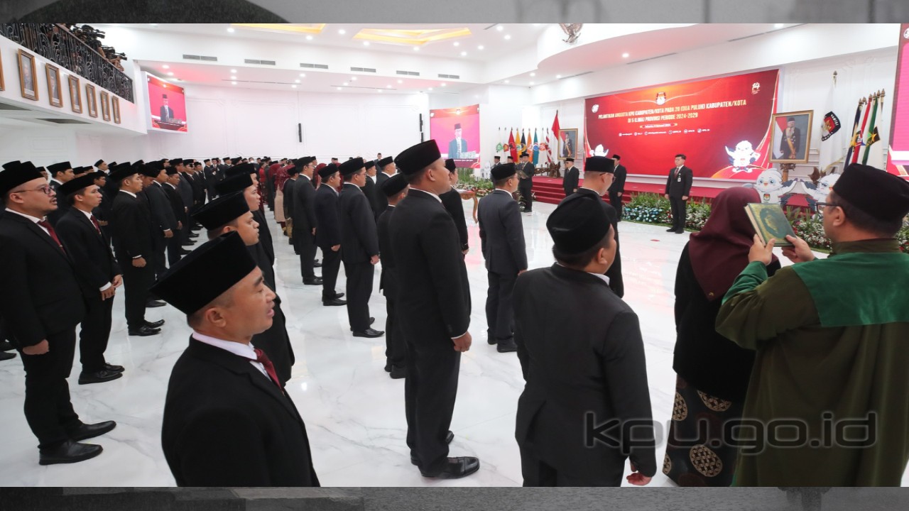 Ketua Komisi Pemilihan Umum (KPU) Hasyim Asy’ari, saat melantik Anggota KPU Kabupaten/Kota pada 20 Kabupaten/Kota di 5 Provinsi Periode 2024-2029, di Ruang Sidang Utama KPU. (foto: dosen-ieam-idan/ed diR)