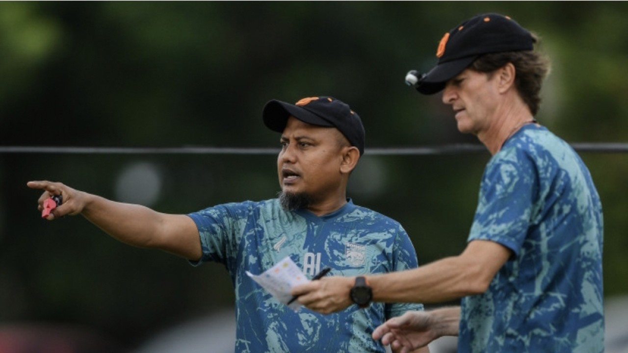 Pelatih Borneo FC, Pieter Huistra bersama asisten pelatih