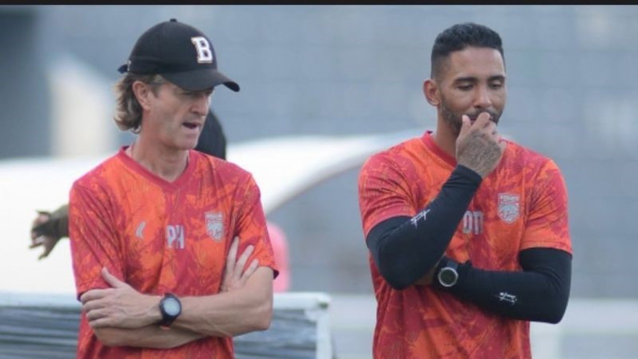 Pelatih Borneo FC Pieter Huistra saat memantau latihan pemain Borneo di Stadion Segiri Samarinda. (Media Officer Borneo FC)