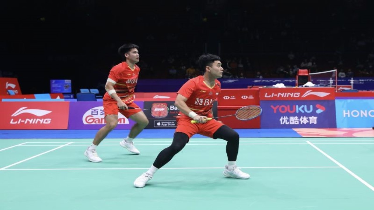 Ganda putra Indonesia Leo Rolly Carnando/Daniel Marthin ketika tampil di perempat final China Master 2023 melawan pasangan India Satwiksairaj Rankireddy/Chirag Shetty di Lapangan 1 Shenzhen Bay Gymnasium, China, Jumat (24/11/2023). (ANTARA/Ho/PBSI)