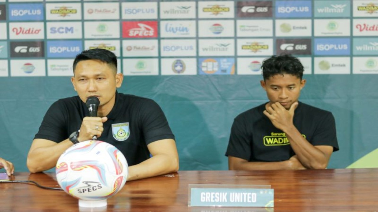 Pelatih Gresik United Agus Indra Kurniawan (kiri) (HO-Gresik United)